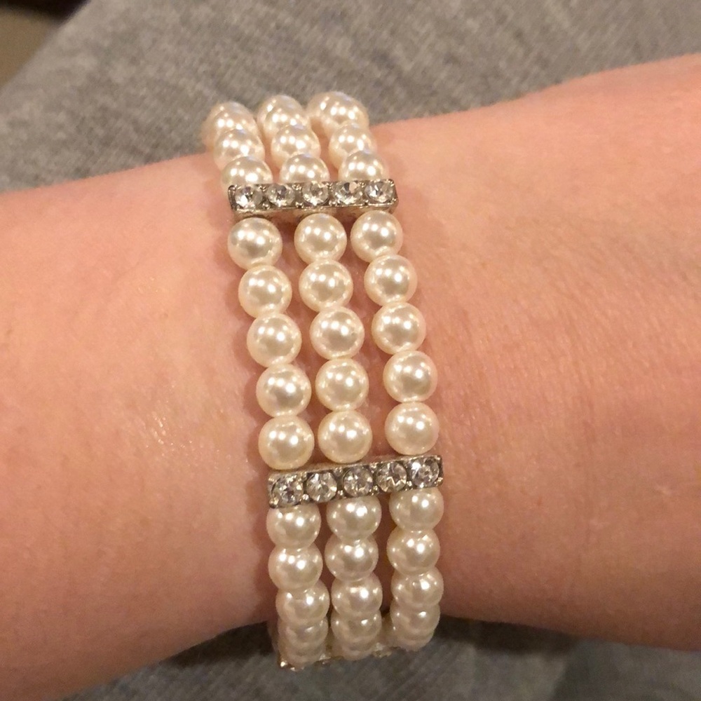 Pearl stretch bracelet custom jewelry